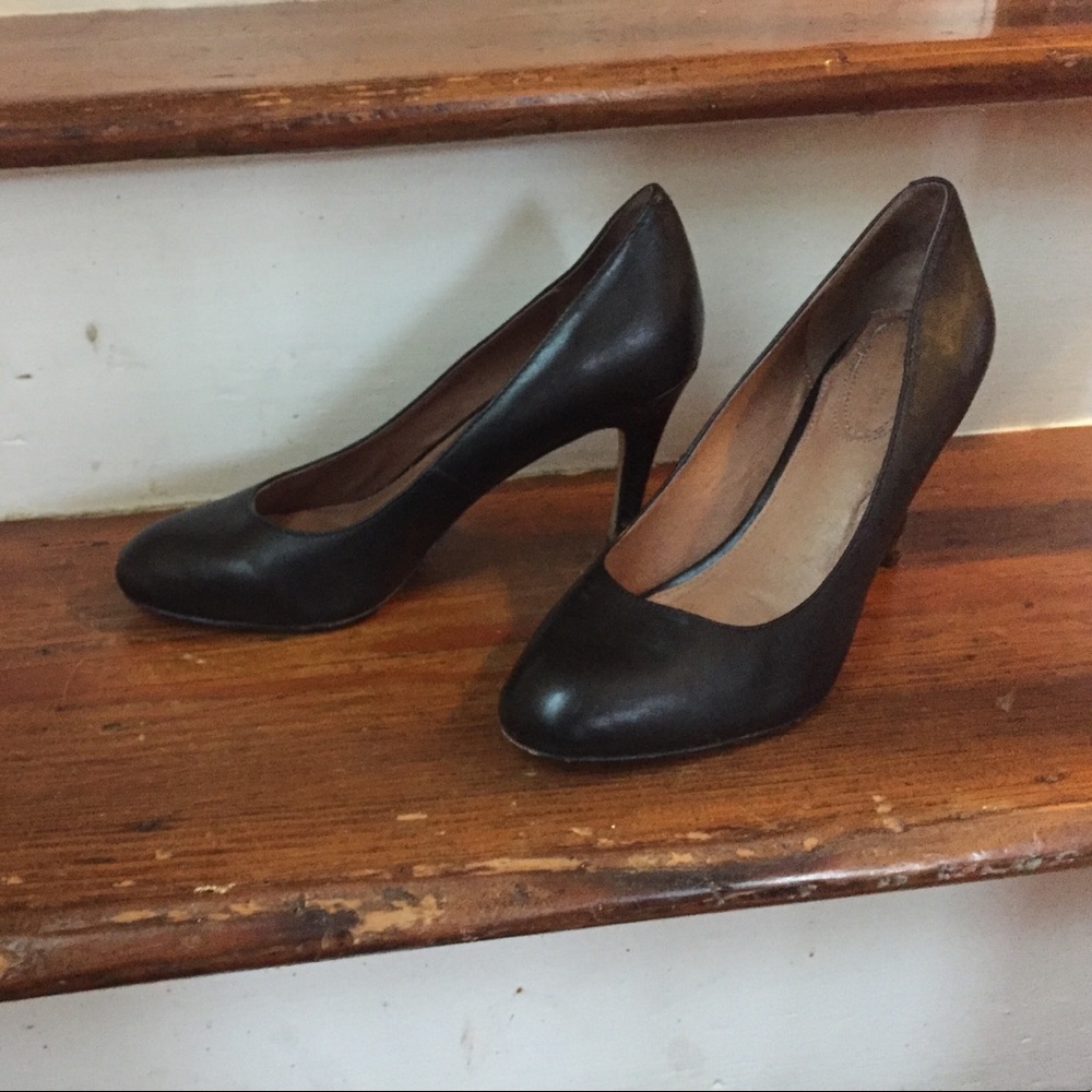 8.5 classic black pumps!