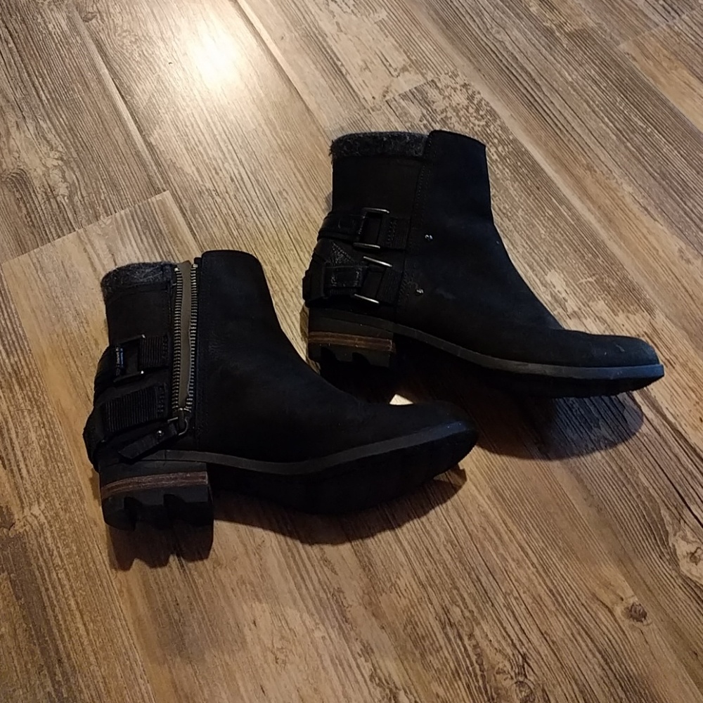 Sorel Lolla Black Leather Ankle Boots