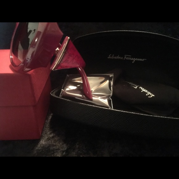 SALVATORE FERRAGAMO GANCINI CHERRY RED SUNGLASSES