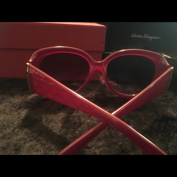 SALVATORE FERRAGAMO GANCINI CHERRY RED SUNGLASSES main image 5