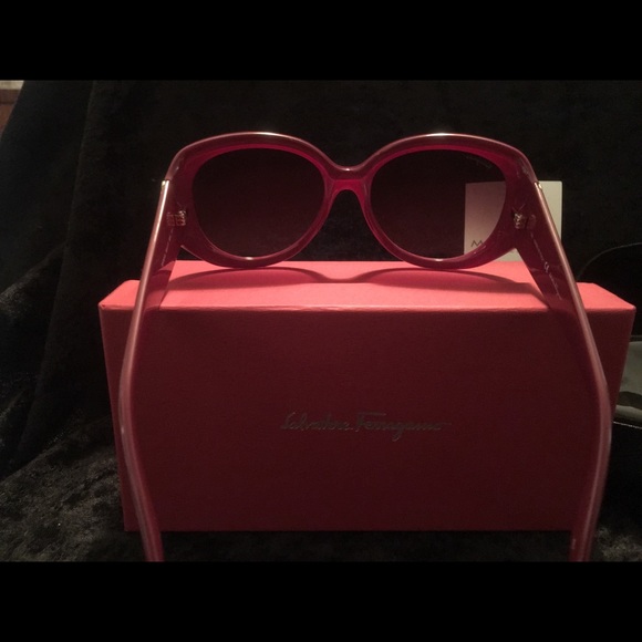 SALVATORE FERRAGAMO GANCINI CHERRY RED SUNGLASSES main image 4