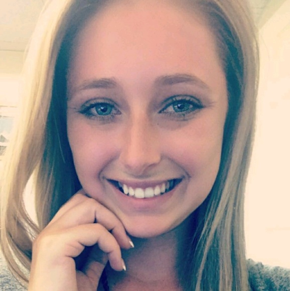 Meet your Posher, Hollie - Picture 1 of 1