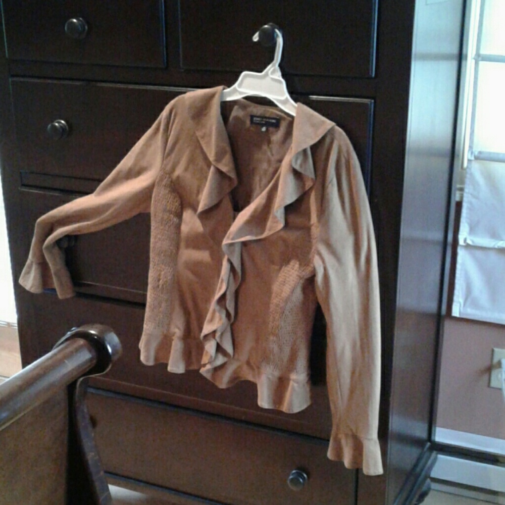 Lightweight faux suede blazer EUC offers welcome