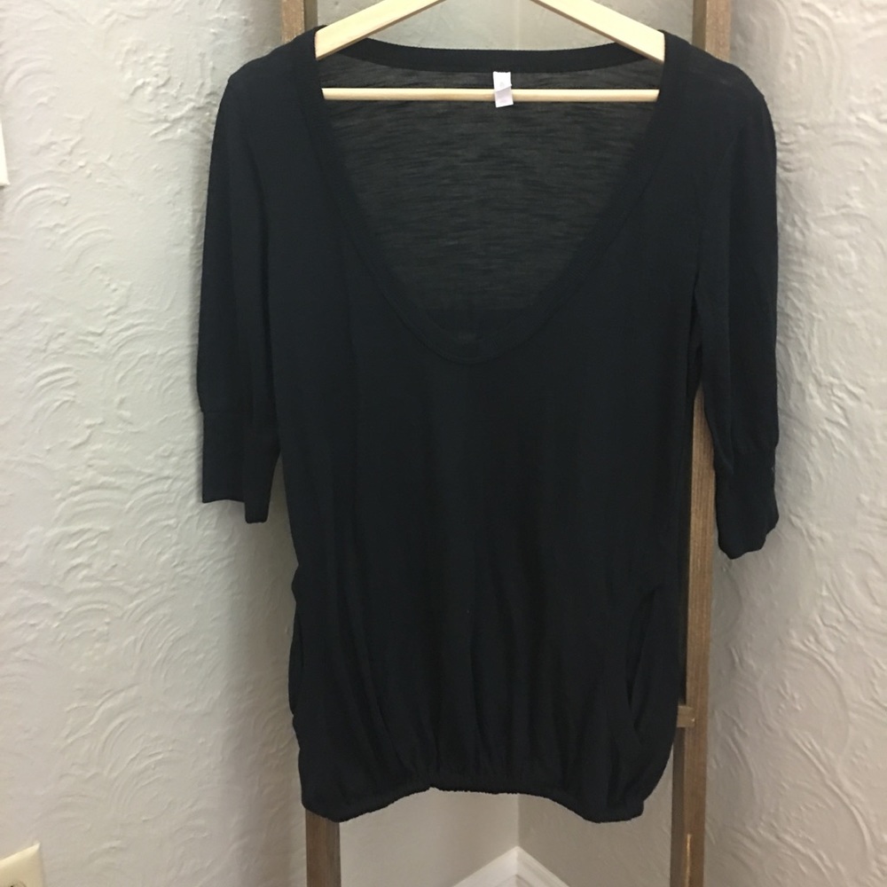 3/4 length pocket top. Perfect for leggings!