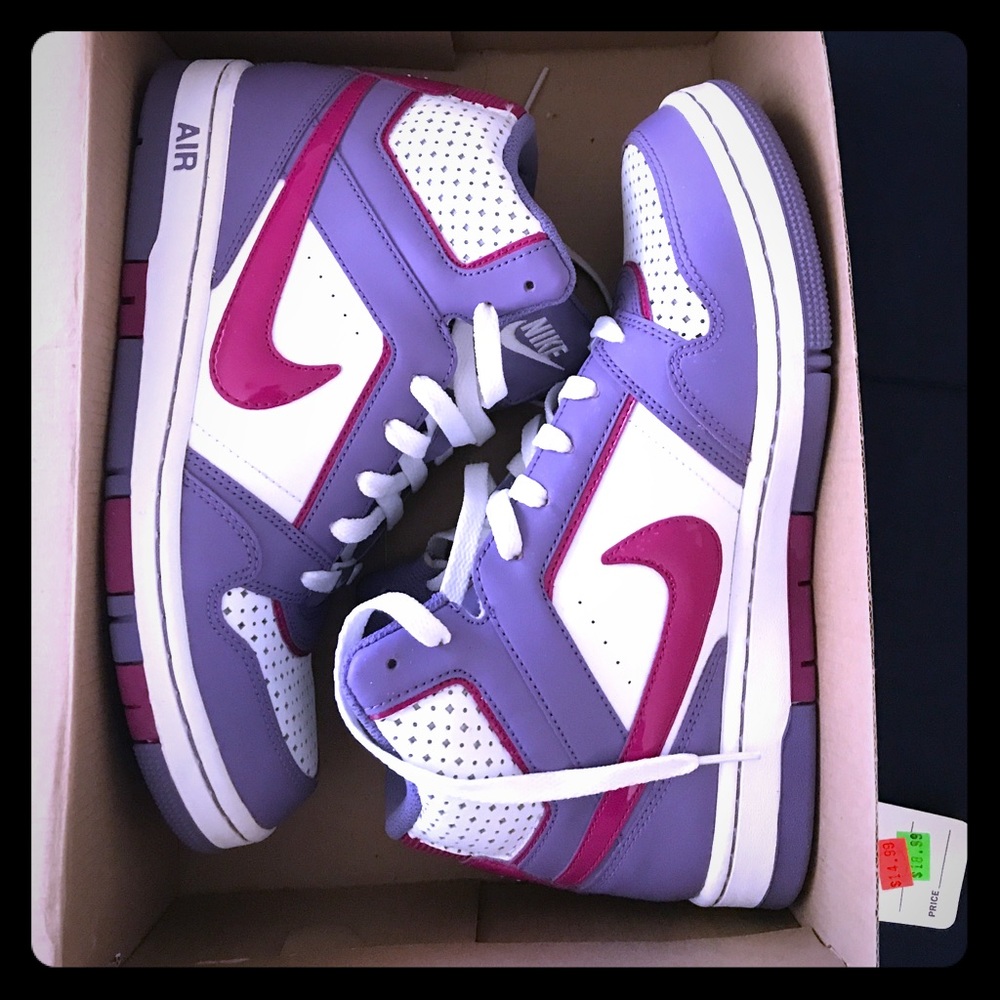 Women’s purple & hot pink Nikes ✔️