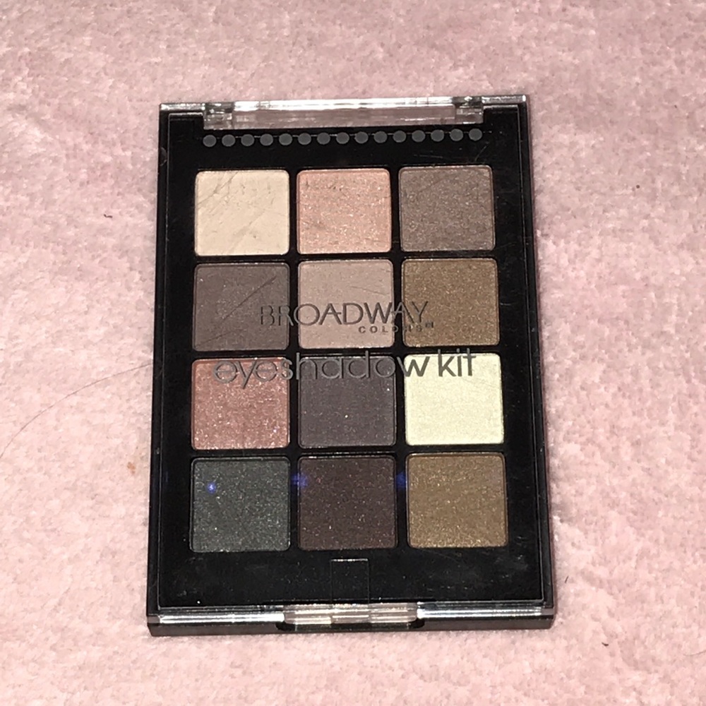 BROADWAY Eyeshadow Pallete. 12 Eyeshadows