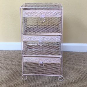 Light pink jewelry/accessory holder