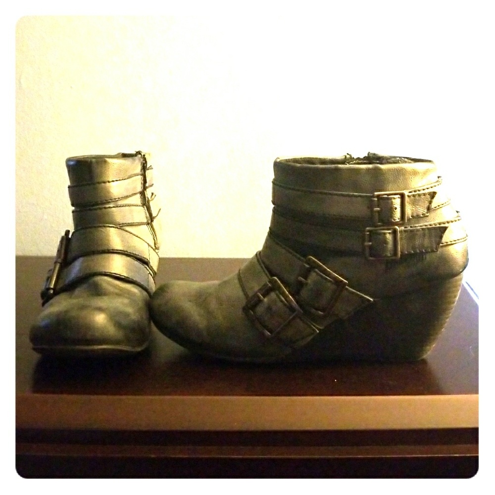 Blowfish strappy buckle wedges