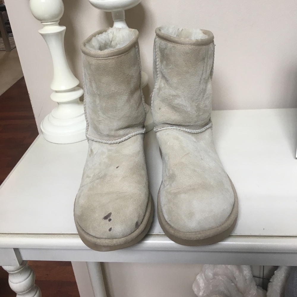 Tan Short Uggs - Size 7