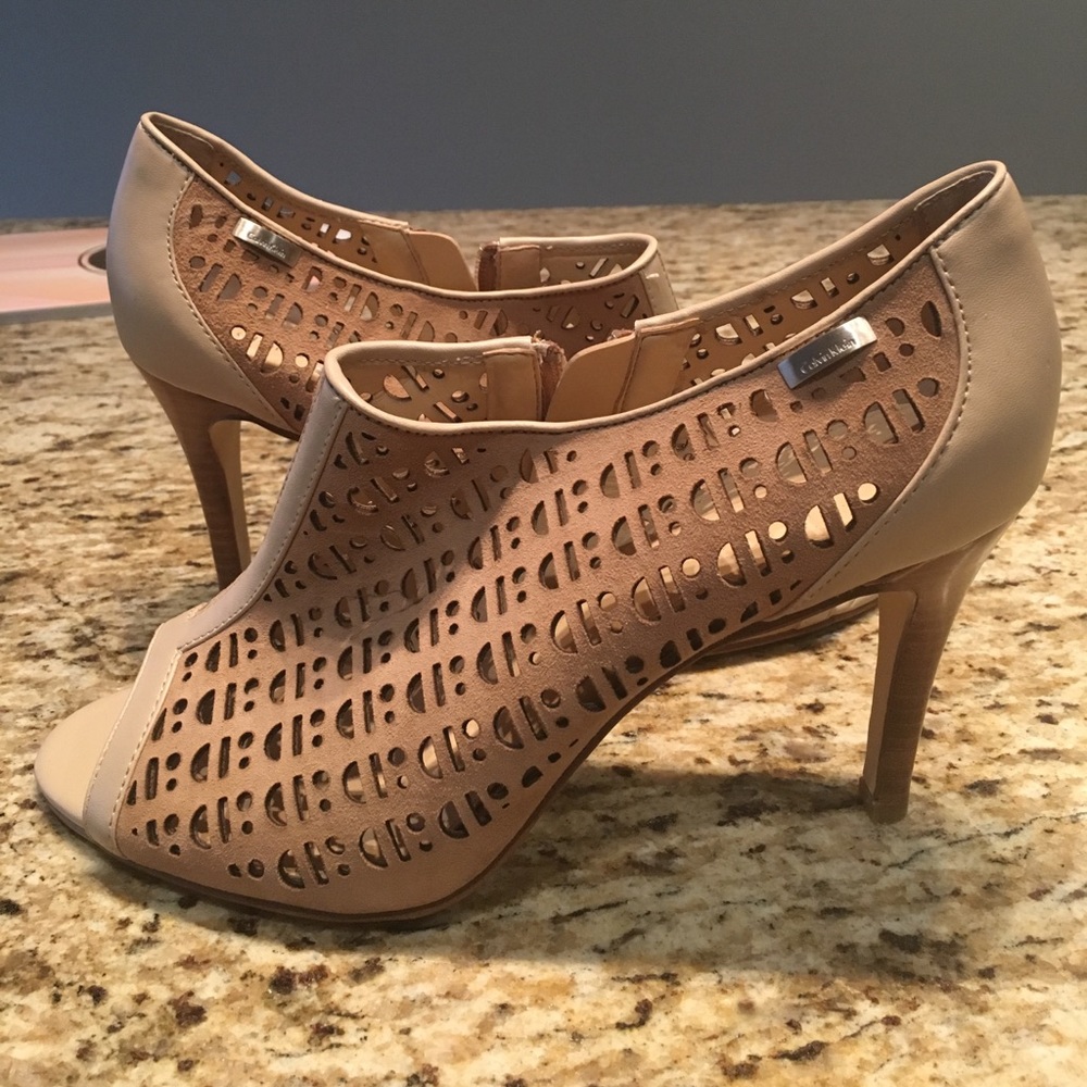 NWOT Calvin Klein beige leather booties w/ zipper