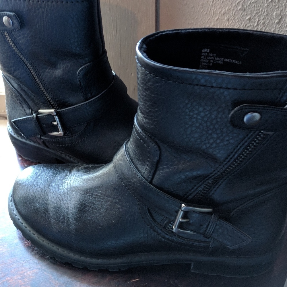 Black motto boots