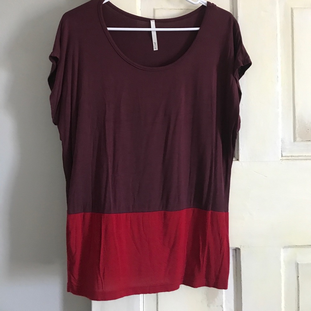 Women’s basic tee size medium