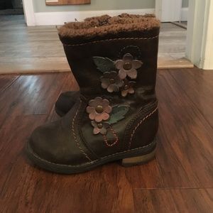 toddler size 6 boots. Brown with flowers.