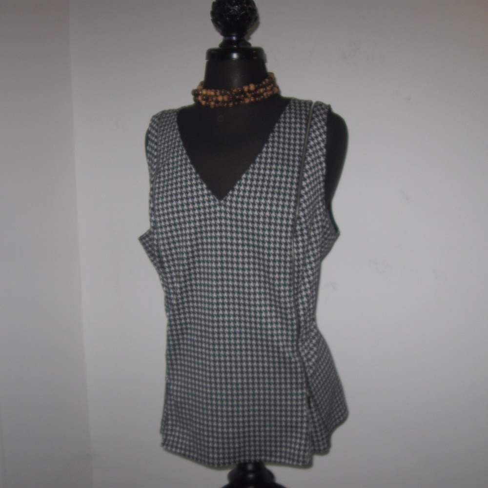 Hounds Tooth Print V Neck Zip Accent Plus Top