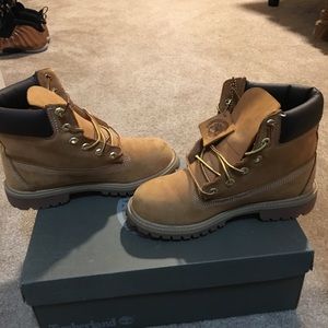 Size 5.5 timberlands,Wheat. Worn a couple of times
