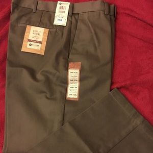 Haggar Men’s Pant. Classic Fit. Comfort Waist.