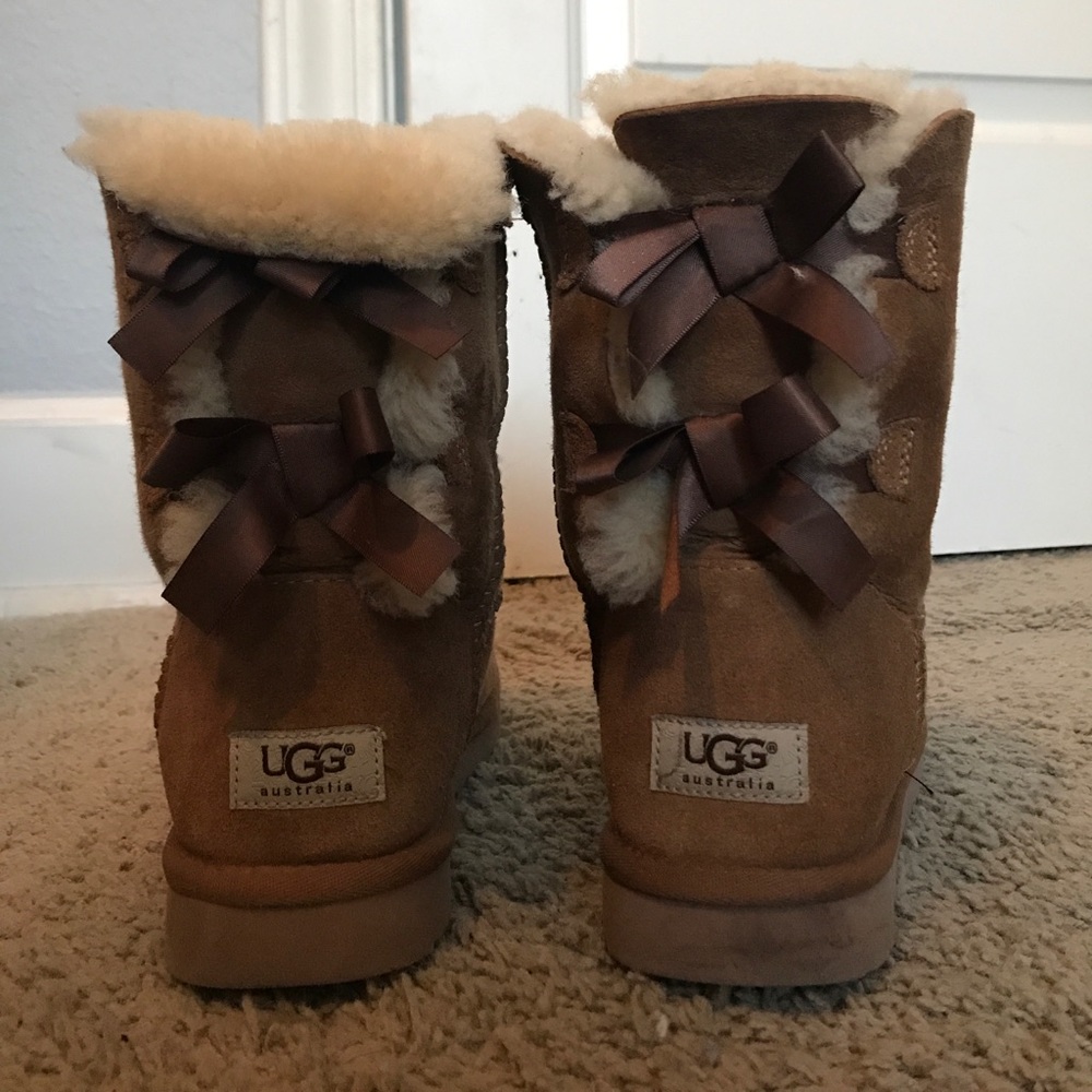 Ugg boots with bows on back size 8
