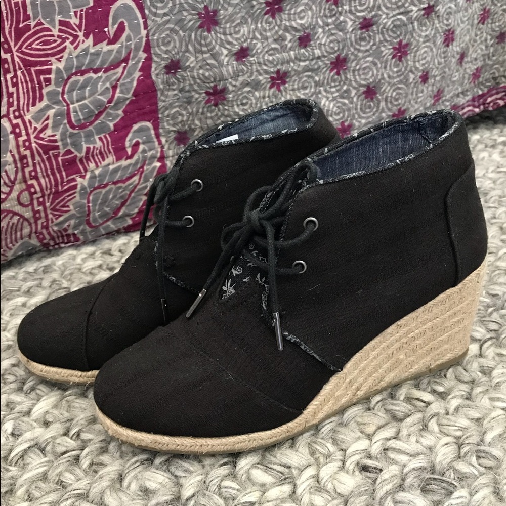 New TOMS Black Espadrille Wedges