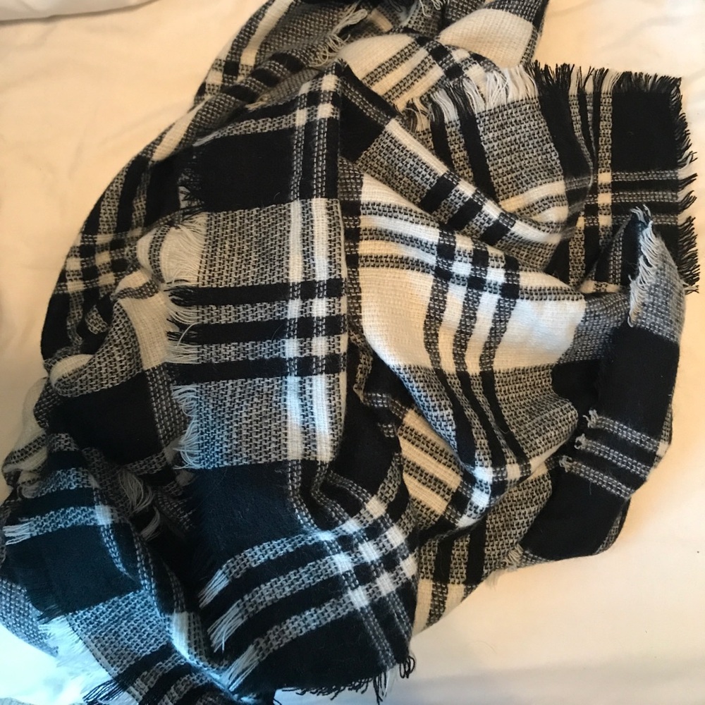Black and white blanket scarf
