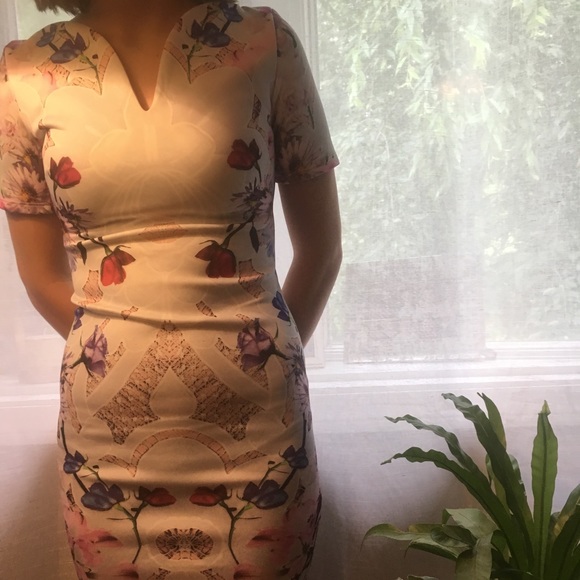 Floral printed body con dress - Picture 1 of 5