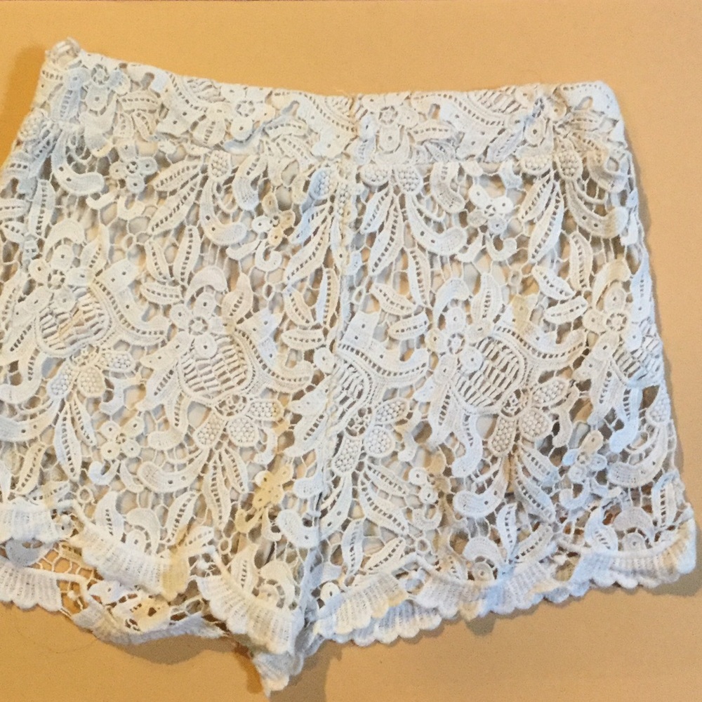 FOREVER 21 IVORY LACE SHORTS.