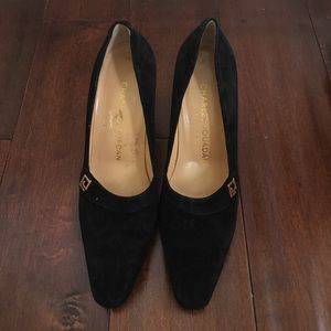 Charles Jourdan suede pump