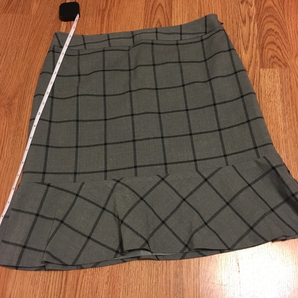 LOFT Dresses & Skirts - Fully lined skirt side zipper.