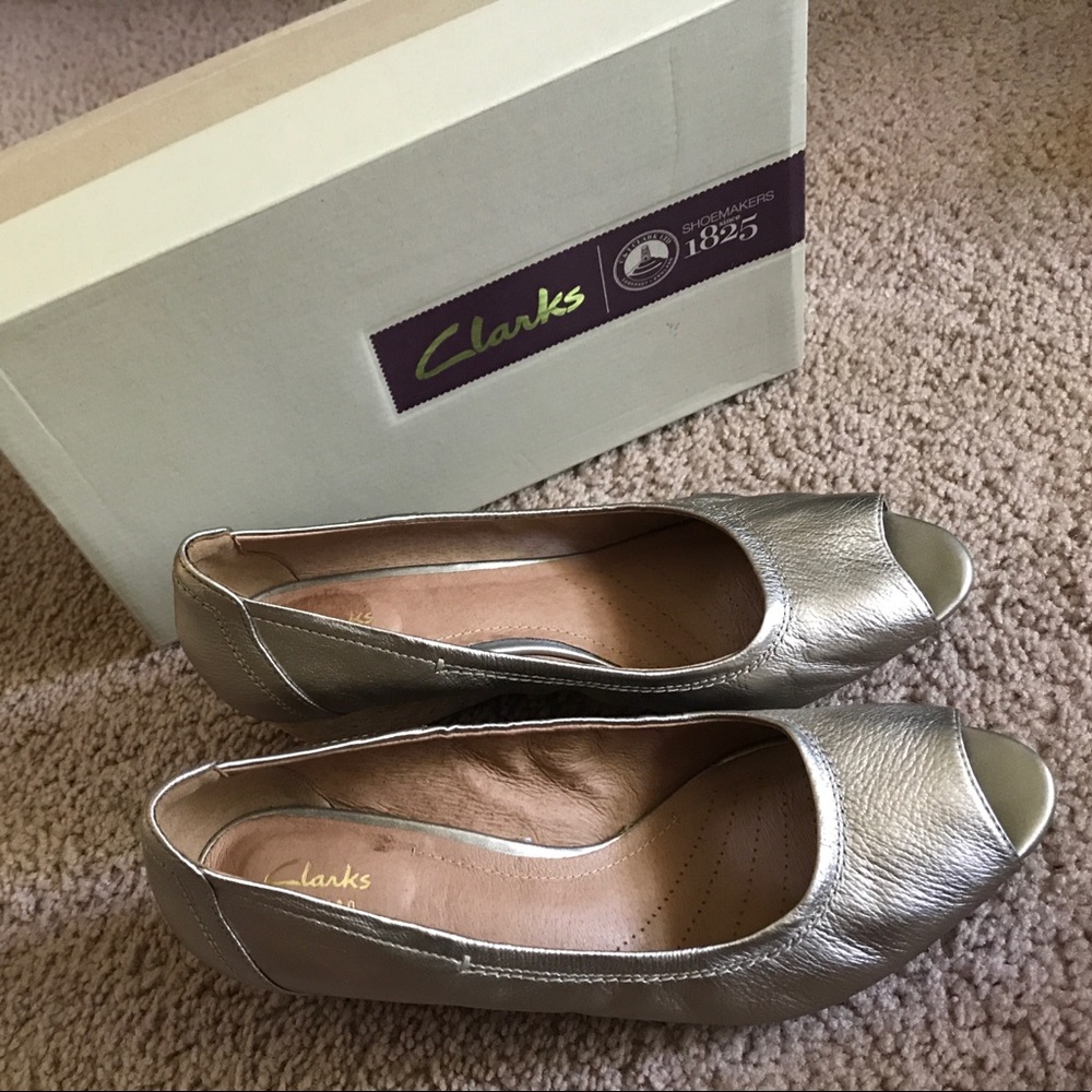 Clarks Women's shoes wore once. Like new. US 11