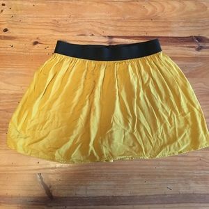 Short mustard yellow skirt 👗