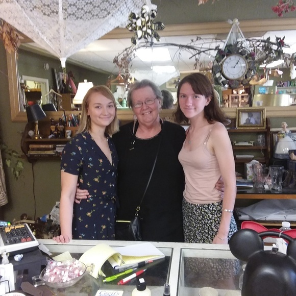 Welcome to my closet 🌹🌿 - Picture 6 of 11