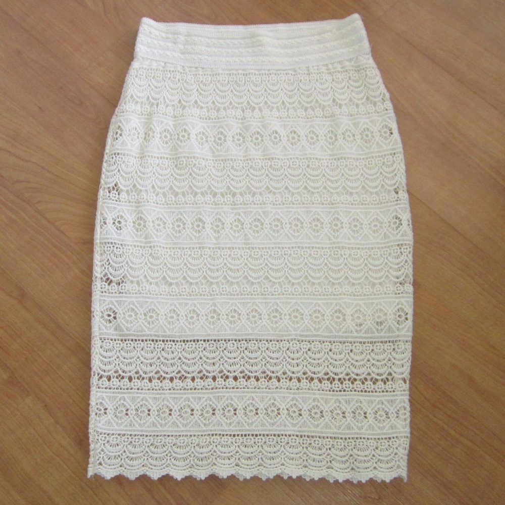 EUC!! Off-white lace skirt - size small
