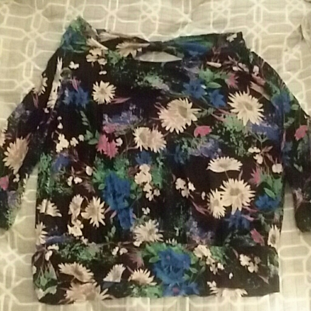 Colorful 3/4 length top
