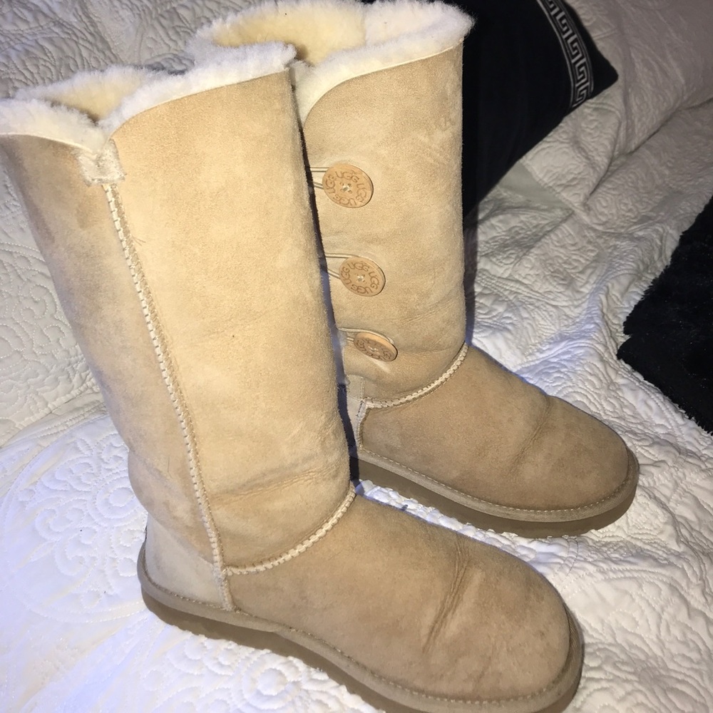 UGG Bailey Button Triplet in Sand w/ Cleaning Kit