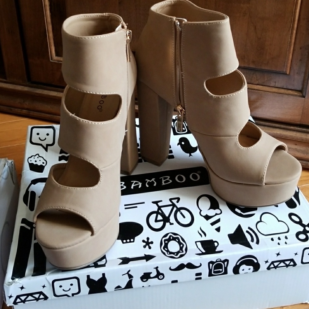 Block heels in the color natural