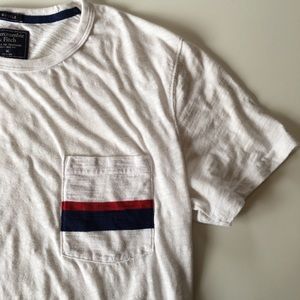 Abercrombie & Fitch color block pocket T