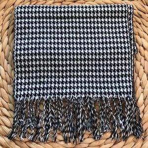 Wool houndstooth scarf.