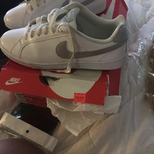 Women court Nike majestic