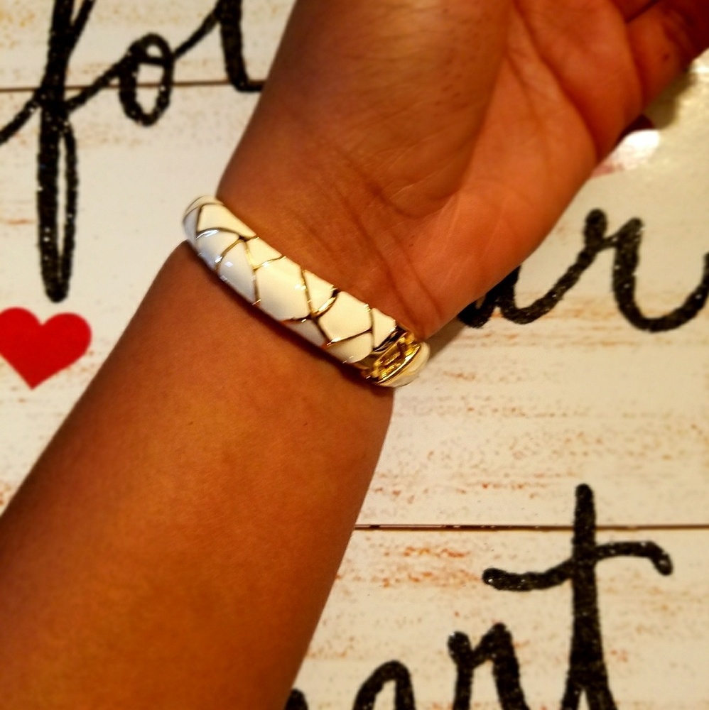 Eggshell Snake Bangle - Picture 2 of 3
