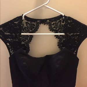 Elegant cache dress with lace and peplum