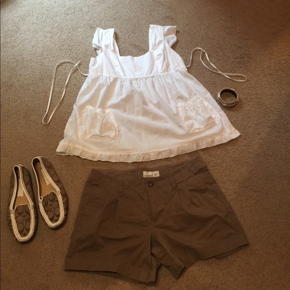 Adorable White back tie baby doll top 🎬