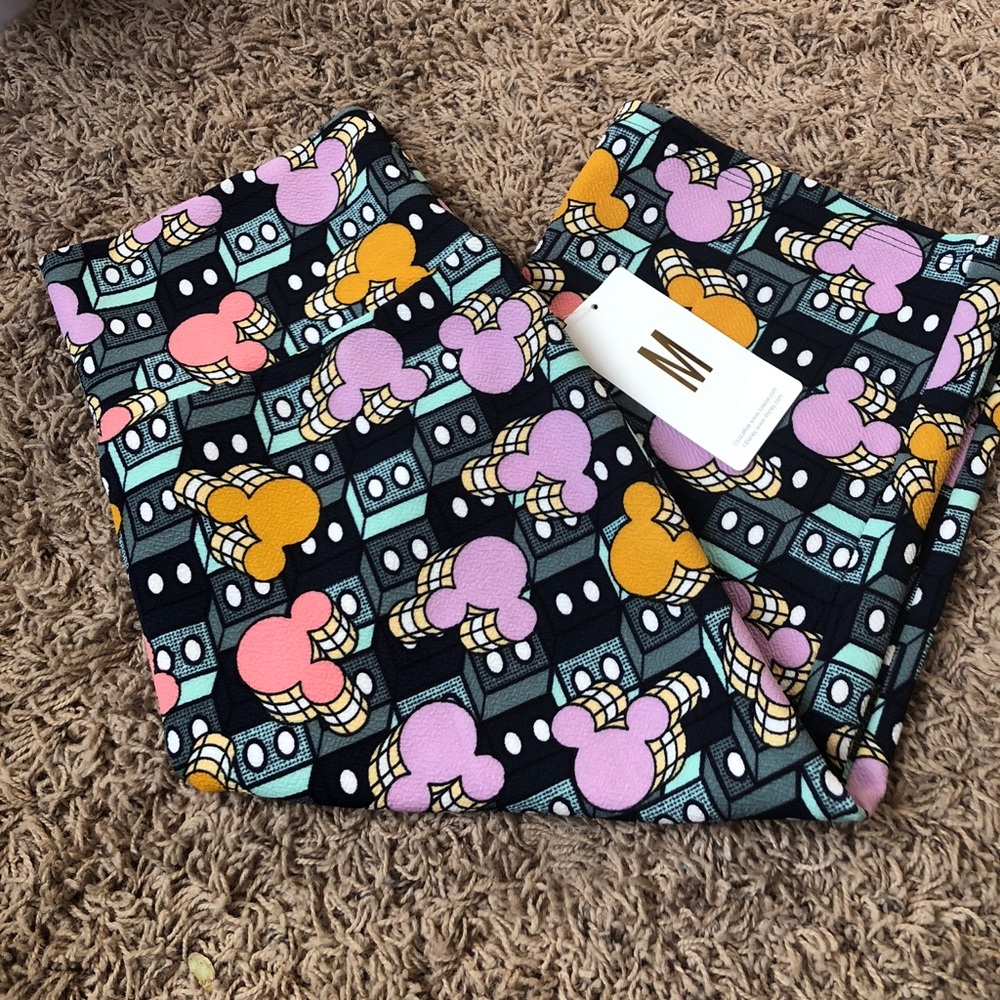 NWT Lularoe Disney Collection Cassie Skirt. Size M
