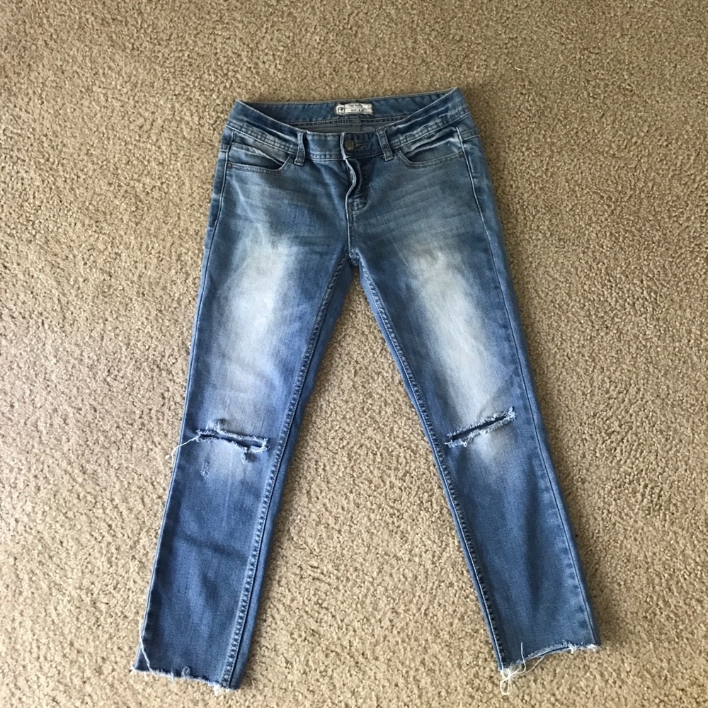Free people ankle fray cropped denim! Size 26
