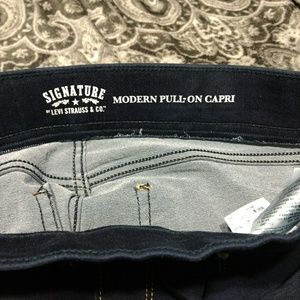 Levi sz 12 pull on Capri NWOT