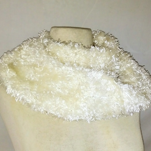 🤍 Plush Winter Scarf #hundredsofscarves - Picture 2 of 4