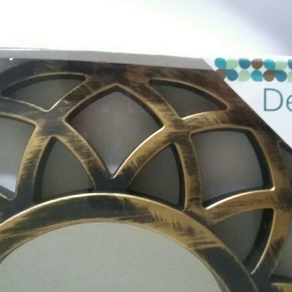 Distressed Gold Circle Wall Mirror. - Picture 3 of 4