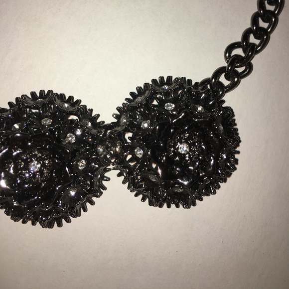 GUN METAL STATEMENT NECKLACE - Picture 3 of 3