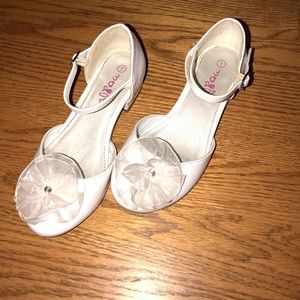 White leather shoes with heel size 1