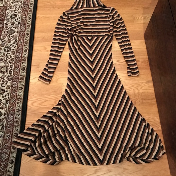 Stunning Retro Turtleneck Dress - Picture 2 of 8