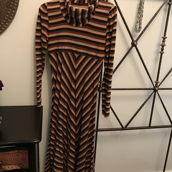 Stunning Retro Turtleneck Dress - Picture 3 of 8