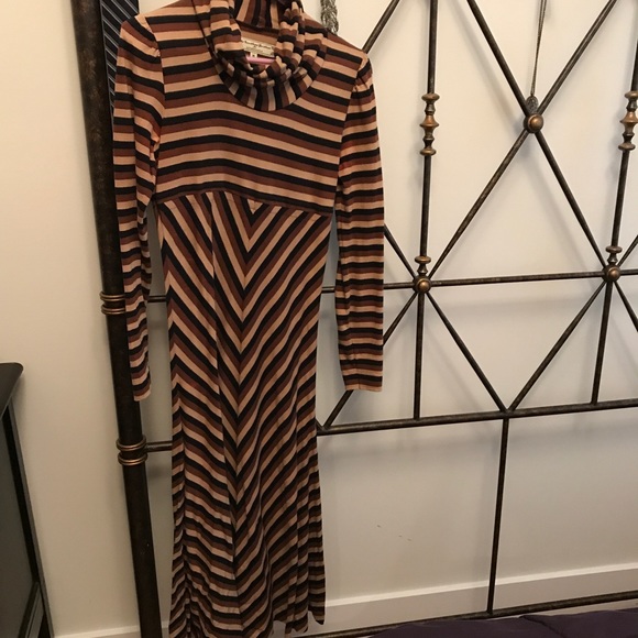 Stunning Retro Turtleneck Dress - Picture 4 of 8